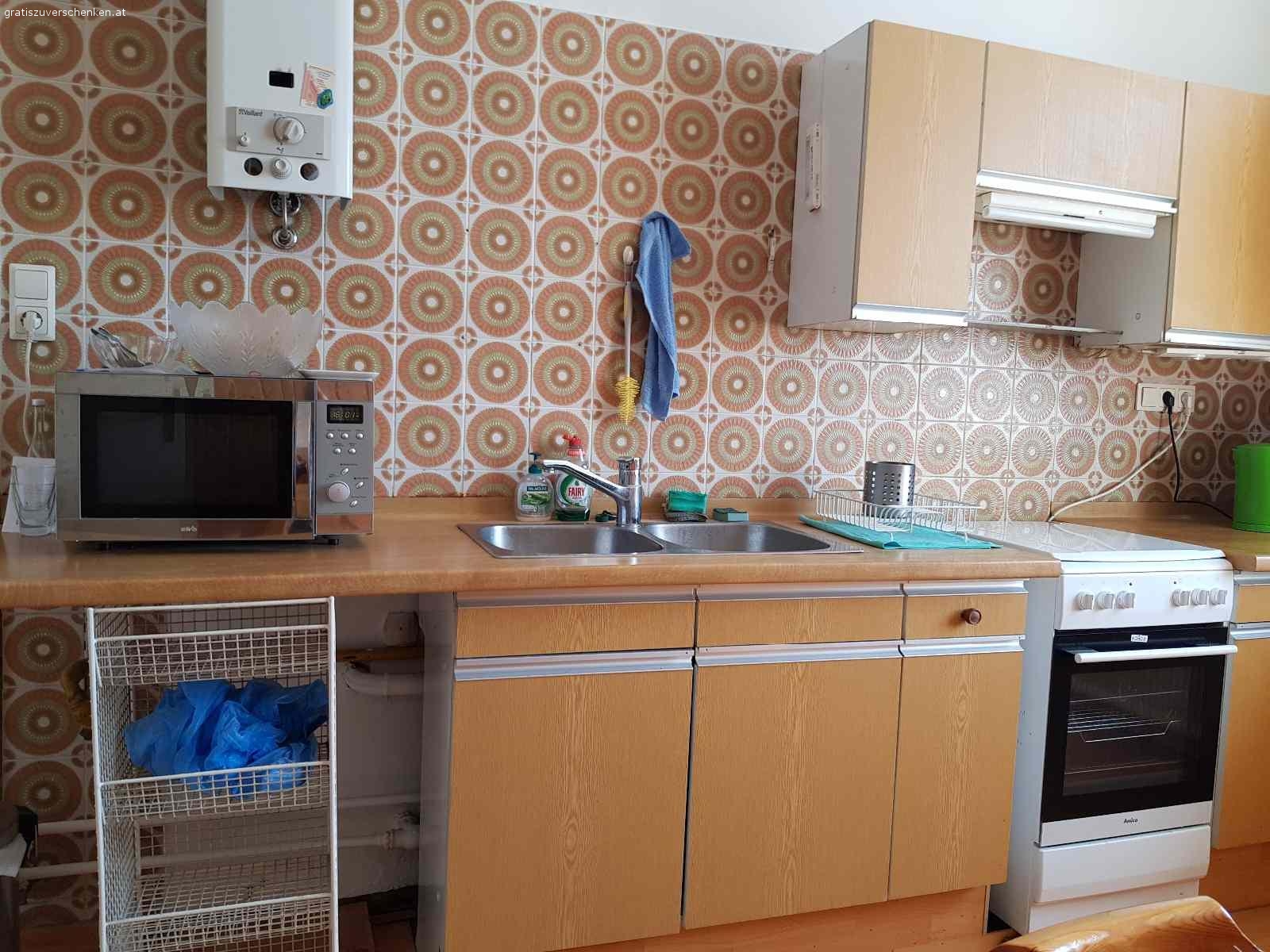 Küche gegen Selbstabholung zu verschenken. Küche inkl. funktionierenden Kühlschrank, Esstisch und Eckbank komplett gegen Selbstabholung kostenlos abzugeben. 
Herd ist nicht inbegriffen!
Abholung Fr, 1.7.2022, zwischen 9.00 - 14.00 Uhr.