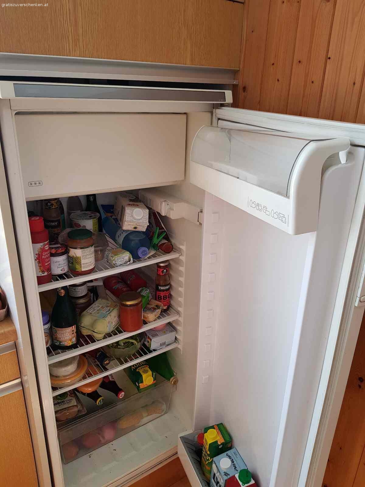 Küche gegen Selbstabholung zu verschenken. Küche inkl. funktionierenden Kühlschrank, Esstisch und Eckbank komplett gegen Selbstabholung kostenlos abzugeben. 
Herd ist nicht inbegriffen!
Abholung Fr, 1.7.2022, zwischen 9.00 - 14.00 Uhr.