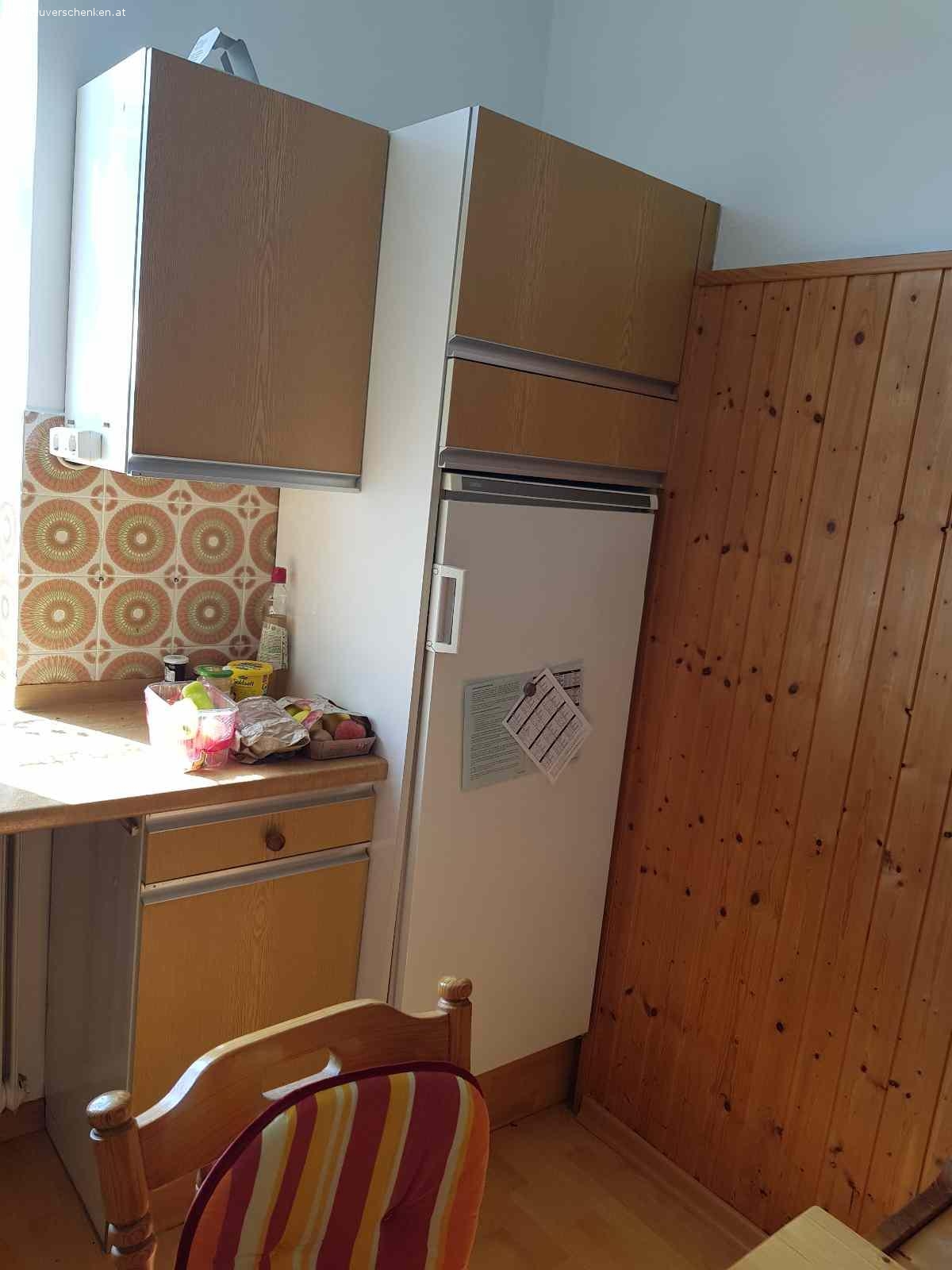 Küche gegen Selbstabholung zu verschenken. Küche inkl. funktionierenden Kühlschrank, Esstisch und Eckbank komplett gegen Selbstabholung kostenlos abzugeben. 
Herd ist nicht inbegriffen!
Abholung Fr, 1.7.2022, zwischen 9.00 - 14.00 Uhr.