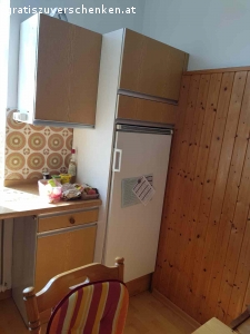 Küche gegen Selbstabholung zu verschenken. Küche inkl. funktionierenden Kühlschrank, Esstisch und Eckbank komplett gegen Selbstabholung kostenlos abzugeben. 
Herd ist nicht inbegriffen!
Abholung Fr, 1.7.2022, zwischen 9.00 - 14.00 Uhr.