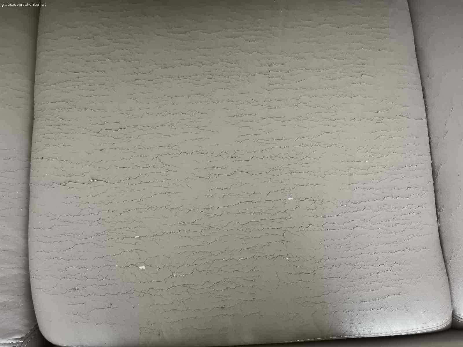 L-Couch. Schlammfarbene L-Couch zu verschenken.
Ohne Hocker (am Foto durchgestrichen).
Starke Gebrauchsspuren (Risse) obwohl sie nicht viel in Gebrauch war.
Maße:
Breite:185cm
Höhe:85cm
Tiefe:250cm
mit Bettfunktion
Selbstabholung