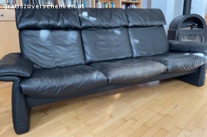 Leder 3-er Sofa Erpo, schwarz. Erpo Ledersofa, 3 individuell verstellbare Sitze mit Relax-Funktion, Rückenlehne verstellbar, Leder mit Abnutzungsspuren und Kratzern aber intakt und voll funktionstüchtig; Sitzhöhe 43cm; Sitztiefe 55cm; Gesamtmaße: BxTxH 224x90x100