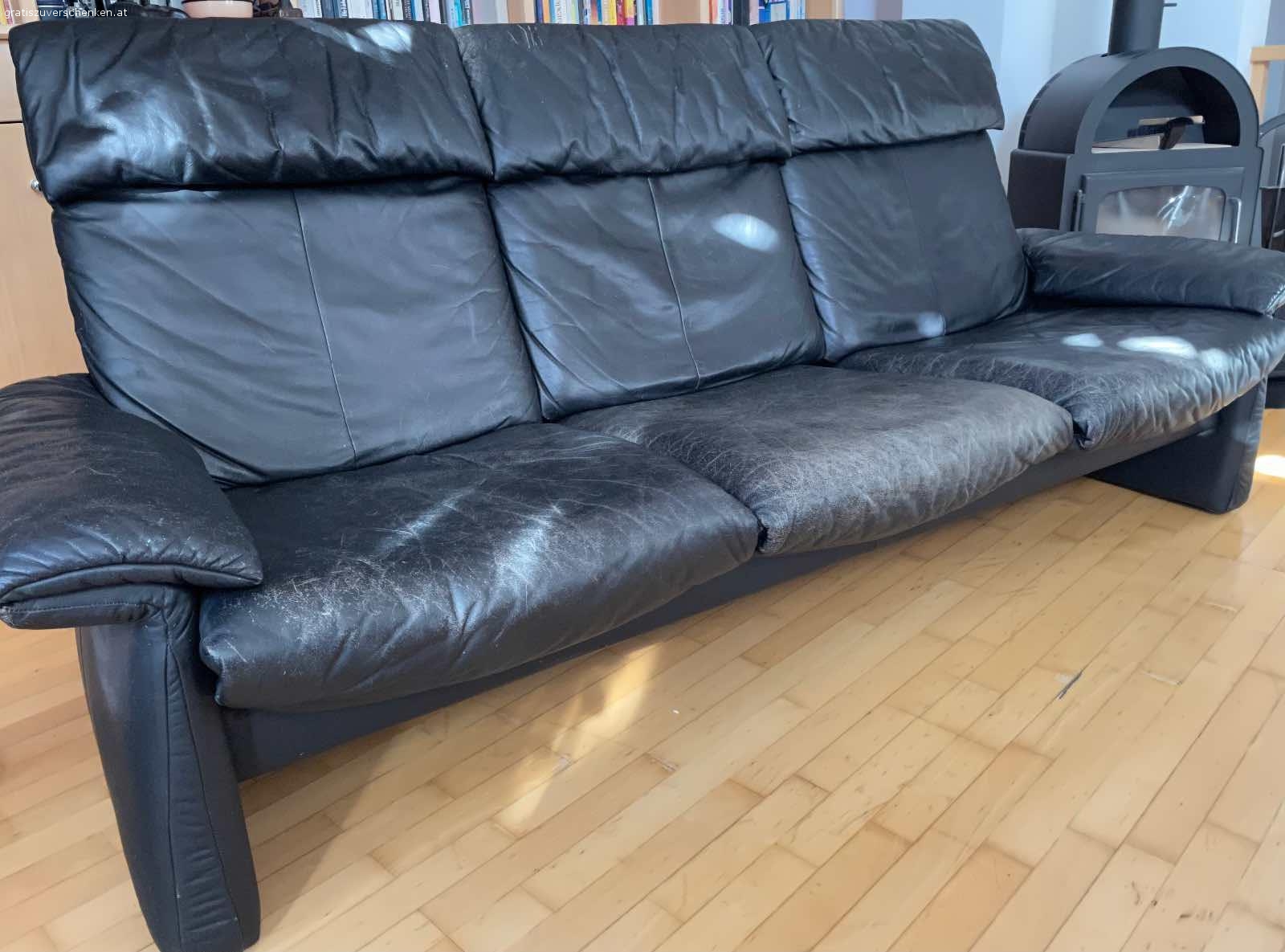 Leder 3-er Sofa Erpo, schwarz. Erpo Ledersofa, 3 individuell verstellbare Sitze mit Relax-Funktion, Rückenlehne verstellbar, Leder mit Abnutzungsspuren und Kratzern aber intakt und voll funktionstüchtig; Sitzhöhe 43cm; Sitztiefe 55cm; Gesamtmaße: BxTxH 224x90x100