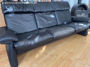 Leder 3-er Sofa Erpo, schwarz. Erpo Ledersofa, 3 individuell verstellbare Sitze mit Relax-Funktion, Rückenlehne verstellbar, Leder mit Abnutzungsspuren und Kratzern aber intakt und voll funktionstüchtig; Sitzhöhe 43cm; Sitztiefe 55cm; Gesamtmaße: BxTxH 224x90x100