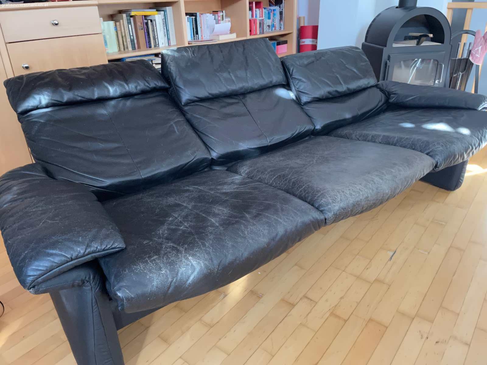 Leder 3-er Sofa Erpo, schwarz. Erpo Ledersofa, 3 individuell verstellbare Sitze mit Relax-Funktion, Rückenlehne verstellbar, Leder mit Abnutzungsspuren und Kratzern aber intakt und voll funktionstüchtig; Sitzhöhe 43cm; Sitztiefe 55cm; Gesamtmaße: BxTxH 224x90x100