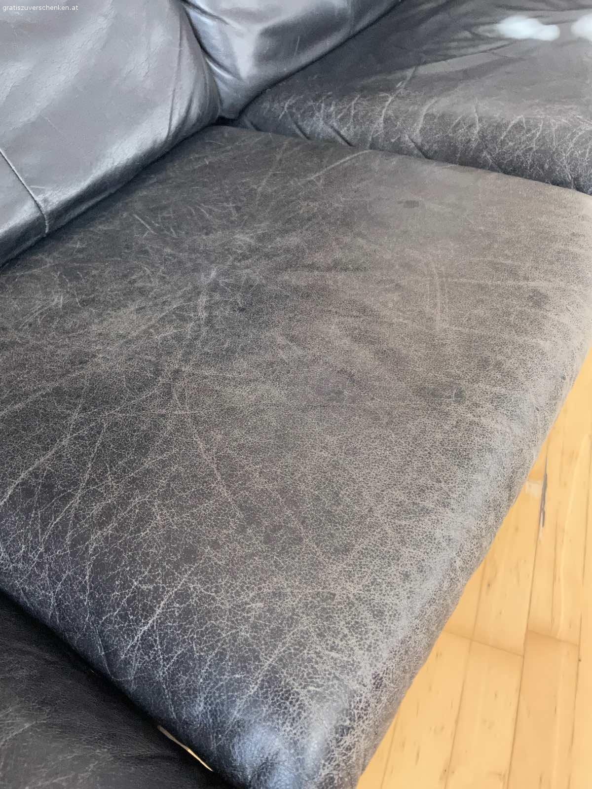 Leder 3-er Sofa Erpo, schwarz. Erpo Ledersofa, 3 individuell verstellbare Sitze mit Relax-Funktion, Rückenlehne verstellbar, Leder mit Abnutzungsspuren und Kratzern aber intakt und voll funktionstüchtig; Sitzhöhe 43cm; Sitztiefe 55cm; Gesamtmaße: BxTxH 224x90x100