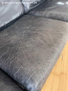 Leder 3-er Sofa Erpo, schwarz. Erpo Ledersofa, 3 individuell verstellbare Sitze mit Relax-Funktion, Rückenlehne verstellbar, Leder mit Abnutzungsspuren und Kratzern aber intakt und voll funktionstüchtig; Sitzhöhe 43cm; Sitztiefe 55cm; Gesamtmaße: BxTxH 224x90x100