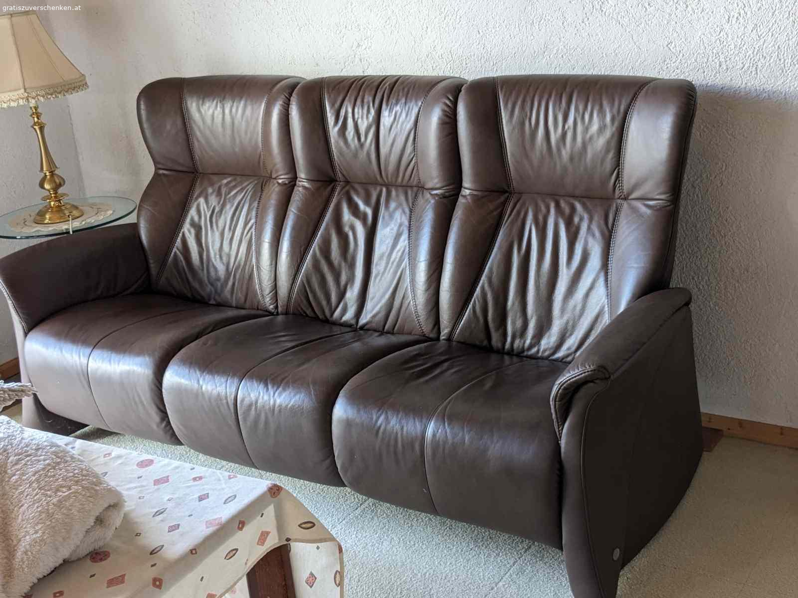 Ledercouch 2 und 3 Sitzer. Abzugeben ist eine gut erhaltene Couchgarnitur. Bei dem 2 Sitzer können Kopf- und Fußteile geklappt werden.
Abholung nach Absprache.