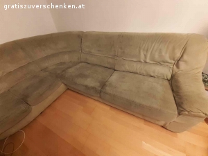Leicht abholbare, sehr bequeme pastellgrüne Couch. Sehr bequeme Eckcouch / Wohnlandschaft in pastell/ lindgrün.
Das Material ist angenehm warm und resistent.
Es gibt ein paar Flecken, die mit gründlicher Reinigung weggehen müssten, ansonsten kann man die Couch abdecken.

Die Couch kann man in 2 Teile zerlegen. Sie befindet sich im Erdgeschoss mit Parkmöglichkeit, so dass nur ein Tragen von 10 Metern notwendig ist.

Tierfreier Nichtraucherhaushalt.

Abholung ist im 21. Bezirk, Nordrandsiedlung (nahe U1 Station Leopoldau)