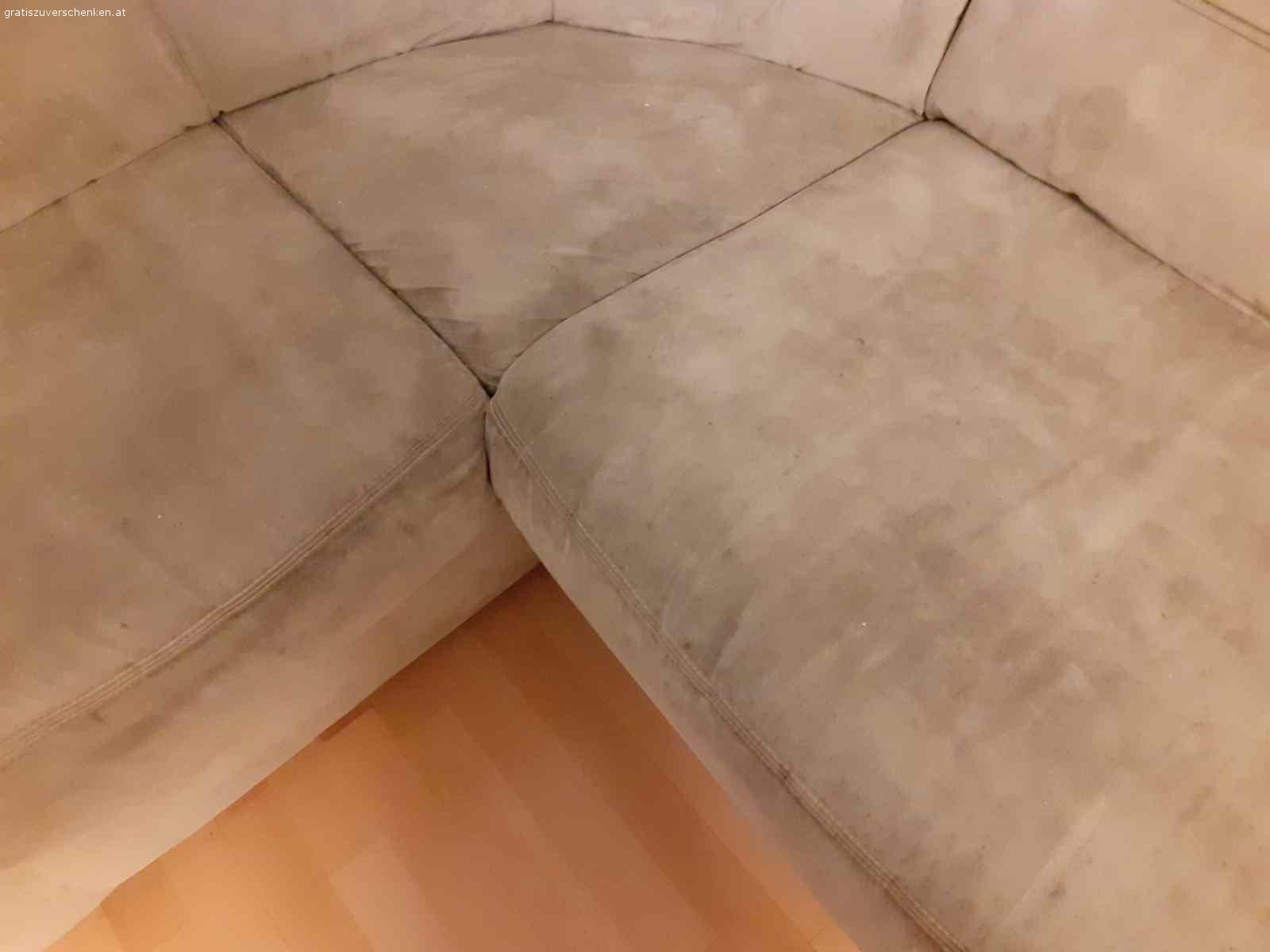 Leicht abholbare, sehr bequeme pastellgrüne Couch. Sehr bequeme Eckcouch / Wohnlandschaft in pastell/ lindgrün.
Das Material ist angenehm warm und resistent.
Es gibt ein paar Flecken, die mit gründlicher Reinigung weggehen müssten, ansonsten kann man die Couch abdecken.

Die Couch kann man in 2 Teile zerlegen. Sie befindet sich im Erdgeschoss mit Parkmöglichkeit, so dass nur ein Tragen von 10 Metern notwendig ist.

Tierfreier Nichtraucherhaushalt.

Abholung ist im 21. Bezirk, Nordrandsiedlung (nahe U1 Station Leopoldau)