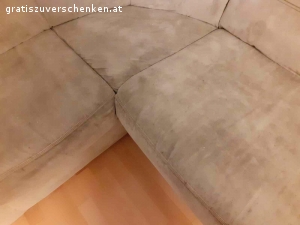 Leicht abholbare, sehr bequeme pastellgrüne Couch. Sehr bequeme Eckcouch / Wohnlandschaft in pastell/ lindgrün.
Das Material ist angenehm warm und resistent.
Es gibt ein paar Flecken, die mit gründlicher Reinigung weggehen müssten, ansonsten kann man die Couch abdecken.

Die Couch kann man in 2 Teile zerlegen. Sie befindet sich im Erdgeschoss mit Parkmöglichkeit, so dass nur ein Tragen von 10 Metern notwendig ist.

Tierfreier Nichtraucherhaushalt.

Abholung ist im 21. Bezirk, Nordrandsiedlung (nahe U1 Station Leopoldau)