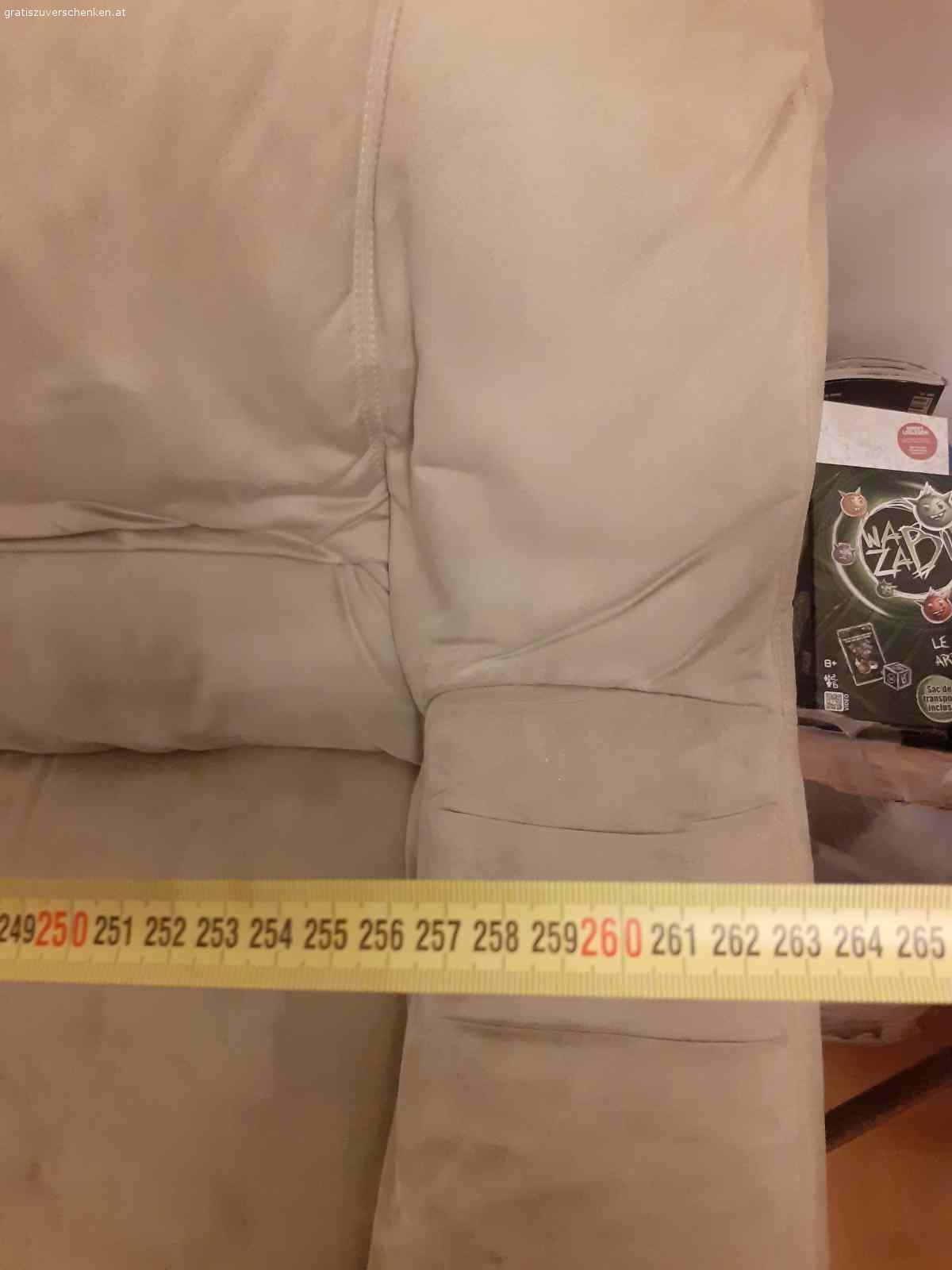 Leicht abholbare, sehr bequeme pastellgrüne Couch. Sehr bequeme Eckcouch / Wohnlandschaft in pastell/ lindgrün.
Das Material ist angenehm warm und resistent.
Es gibt ein paar Flecken, die mit gründlicher Reinigung weggehen müssten, ansonsten kann man die Couch abdecken.

Die Couch kann man in 2 Teile zerlegen. Sie befindet sich im Erdgeschoss mit Parkmöglichkeit, so dass nur ein Tragen von 10 Metern notwendig ist.

Tierfreier Nichtraucherhaushalt.

Abholung ist im 21. Bezirk, Nordrandsiedlung (nahe U1 Station Leopoldau)