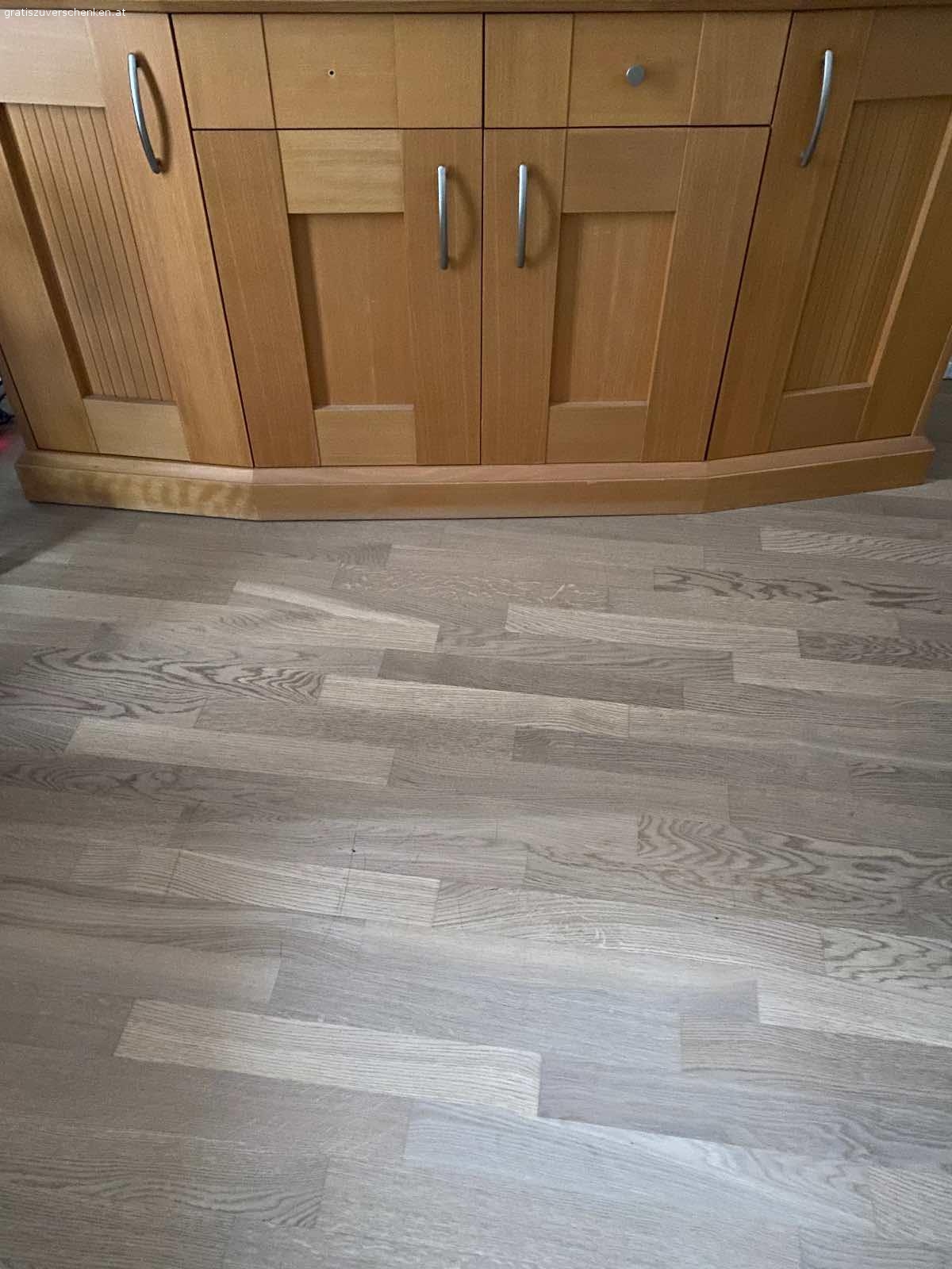 Massivholz Anricht. Das ist ein Massiv Holz Anrichte die ich verschenken möchte. Am besten heute noch abholen !!!