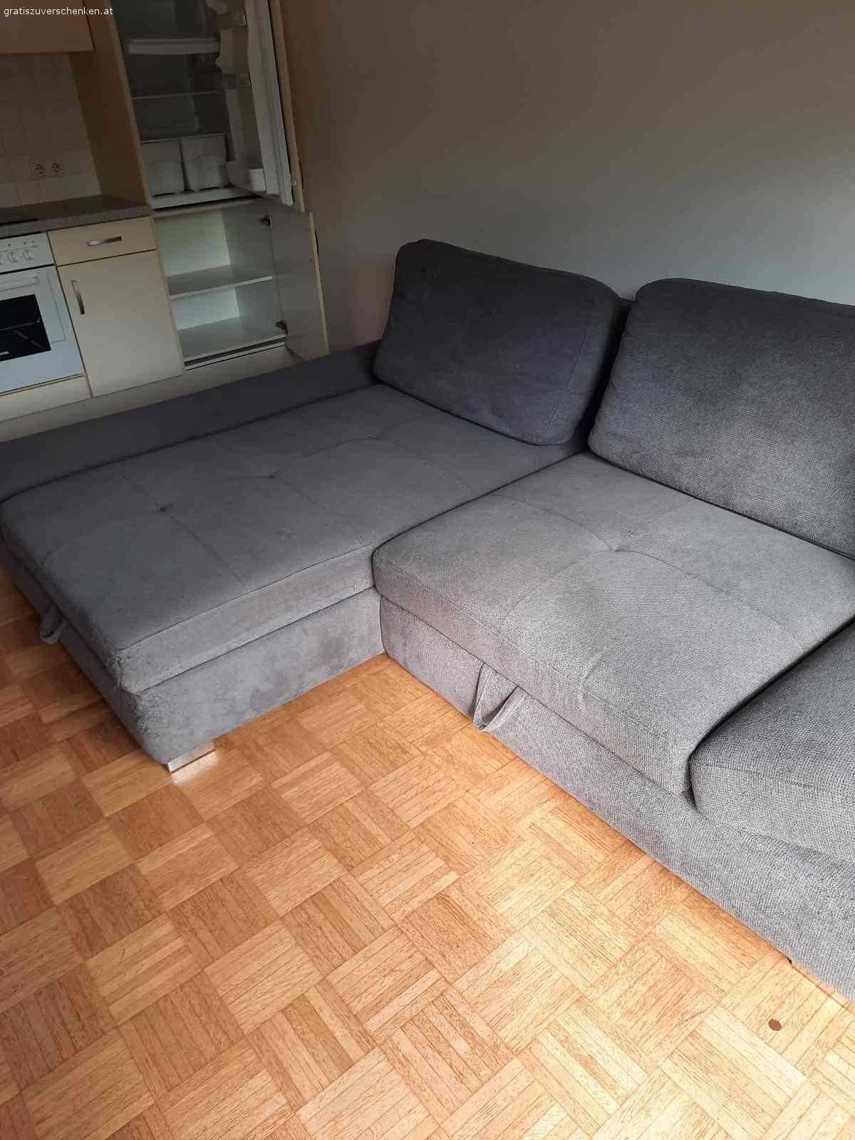 Möbel zu verschenken. Couchtisch, Schreibtisch, Vitrine, Couch, Fernsehtisch und Trennwand zu verschenken