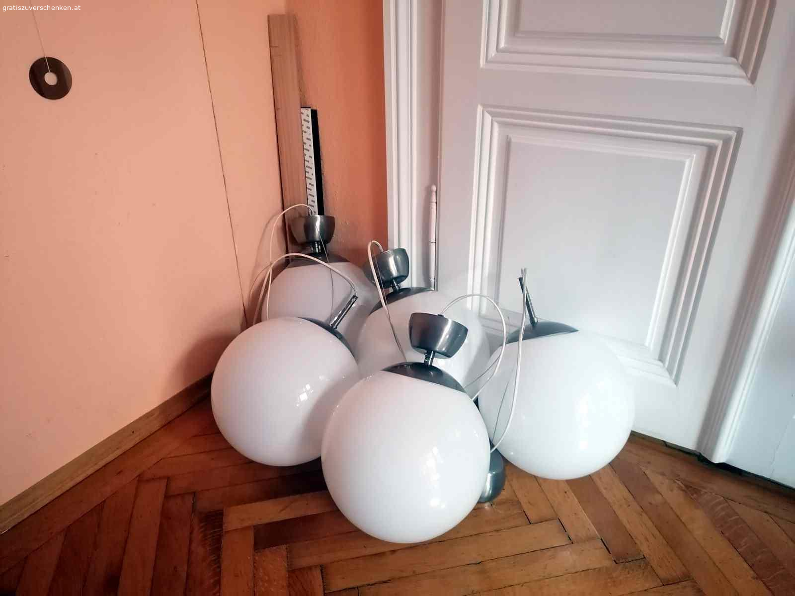 Pendelleuchte Glaskugel weiß (5 Stück). 5 Pendelleuchten in sehr gutem Zustand
ca 28 cm Durchmesser
mit Aufhängung und Deckenbaldachin (Metall, silberfarben)