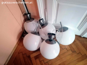Pendelleuchte Glaskugel weiß (5 Stück). 5 Pendelleuchten in sehr gutem Zustand
ca 28 cm Durchmesser
mit Aufhängung und Deckenbaldachin (Metall, silberfarben)