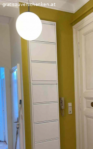 Pendelleuchte Glaskugel weiß (5 Stück). 5 Pendelleuchten in sehr gutem Zustand
ca 28 cm Durchmesser
mit Aufhängung und Deckenbaldachin (Metall, silberfarben)