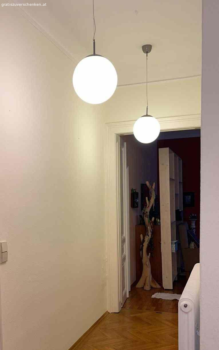 Pendelleuchte Glaskugel weiß (5 Stück). 5 Pendelleuchten in sehr gutem Zustand
ca 28 cm Durchmesser
mit Aufhängung und Deckenbaldachin (Metall, silberfarben)