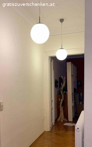 Pendelleuchte Glaskugel weiß (5 Stück). 5 Pendelleuchten in sehr gutem Zustand
ca 28 cm Durchmesser
mit Aufhängung und Deckenbaldachin (Metall, silberfarben)