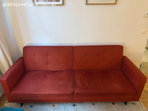 Rostrote Couch mit Schlaffunktion