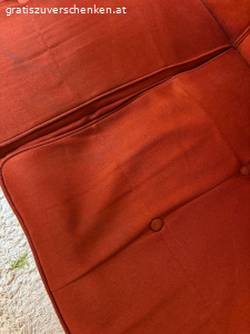 Rostrote Couch mit Schlaffunktion