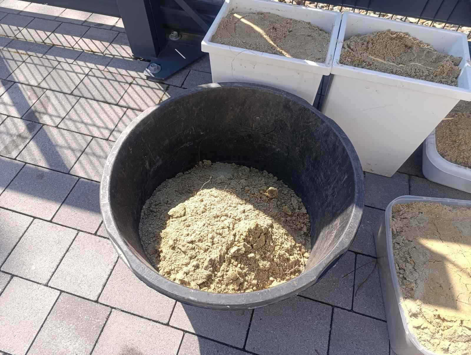 Sand zu verschenken. Verschenken unseren Sand aus der Sandkiste. Es ist leider kein reiner Spielsand mehr, sondern auch ein wenig gröberer Sand dabei.