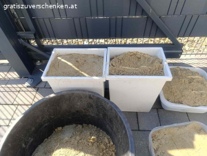 Sand zu verschenken. Verschenken unseren Sand aus der Sandkiste. Es ist leider kein reiner Spielsand mehr, sondern auch ein wenig gröberer Sand dabei.