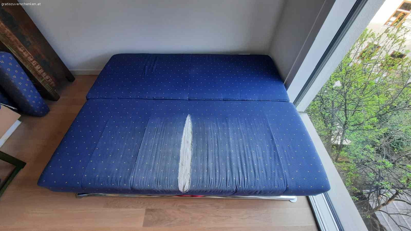 Schlafsofa zu verschenken. Das Sofa ist in gutem Zustand und sehr bequem. Der Stoff hat einen Riss (leicht mit Überwurf abzudecken). Sitzfläche 80x200cm, ausgeklappt 160x200 cm. Selbstabholung. Muss bis Mittwoch, 29.3. in der früh abgeholt werden.