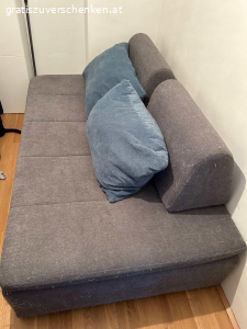 Schlafsofa. Länge: ca. 205 cm
Breite: ca. 126 cm
Höhe: ca. 48 cm

Couch hat keine Rückenlehne. Stattdessen gibt es zwei mobile Rückenstützen die man individuell stellen kann (siehe Fotos), sowie jeweils einen Polster damit es nicht zu hart ist für den Rücken.

Ich habe die Couch selber gerne als Gästecouch verwendet oder auch selber darauf geschlafen. Der Stoff ist von meinen Katzen leider schon sehr zerzupft (siehe Bild) Aber für eine Partycouch oder auch als Gästecouch ist sie weiterhin perfekt. Aufgrund meines Umzugs möchte ich aber etwas katzenfreundlicheres in der neuen Wohnung kaufen :)