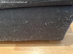 Schlafsofa. Länge: ca. 205 cm
Breite: ca. 126 cm
Höhe: ca. 48 cm

Couch hat keine Rückenlehne. Stattdessen gibt es zwei mobile Rückenstützen die man individuell stellen kann (siehe Fotos), sowie jeweils einen Polster damit es nicht zu hart ist für den Rücken.

Ich habe die Couch selber gerne als Gästecouch verwendet oder auch selber darauf geschlafen. Der Stoff ist von meinen Katzen leider schon sehr zerzupft (siehe Bild) Aber für eine Partycouch oder auch als Gästecouch ist sie weiterhin perfekt. Aufgrund meines Umzugs möchte ich aber etwas katzenfreundlicheres in der neuen Wohnung kaufen :)