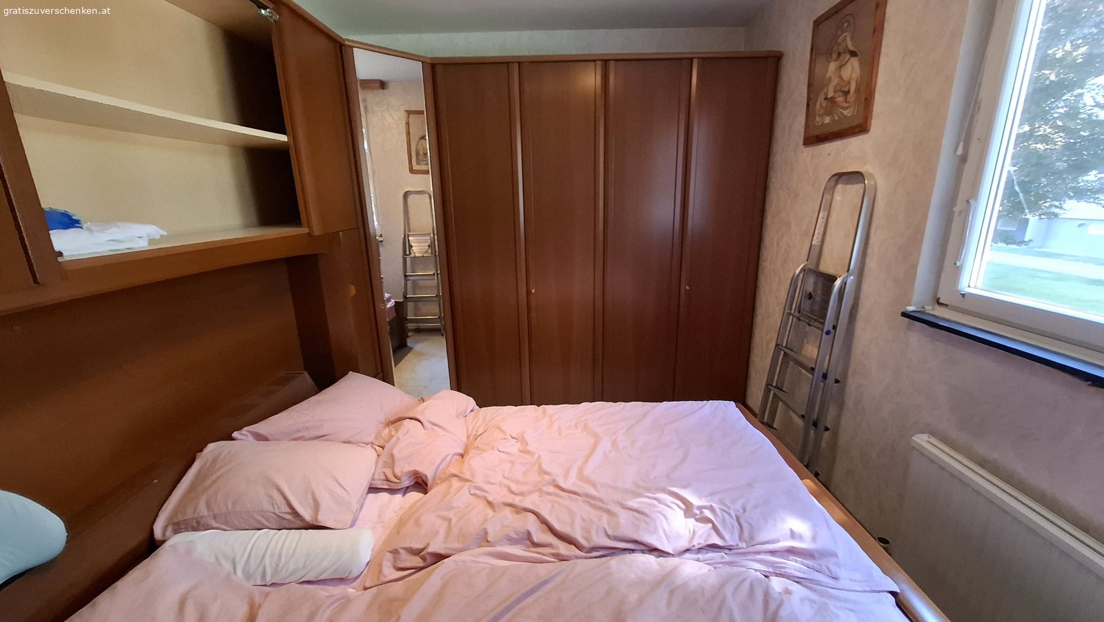 Schlafzimmer komplett. Sehr guter Zustand 
zu verschenken 
Maße: Kastenseite 275 cm, Bettseite 395 cm, Tiefe bei Bett 230 cm, Höhe 228 cm
Selbstabbau und Selbstabholung 
Keine Garantie oder Rücknahme möglich