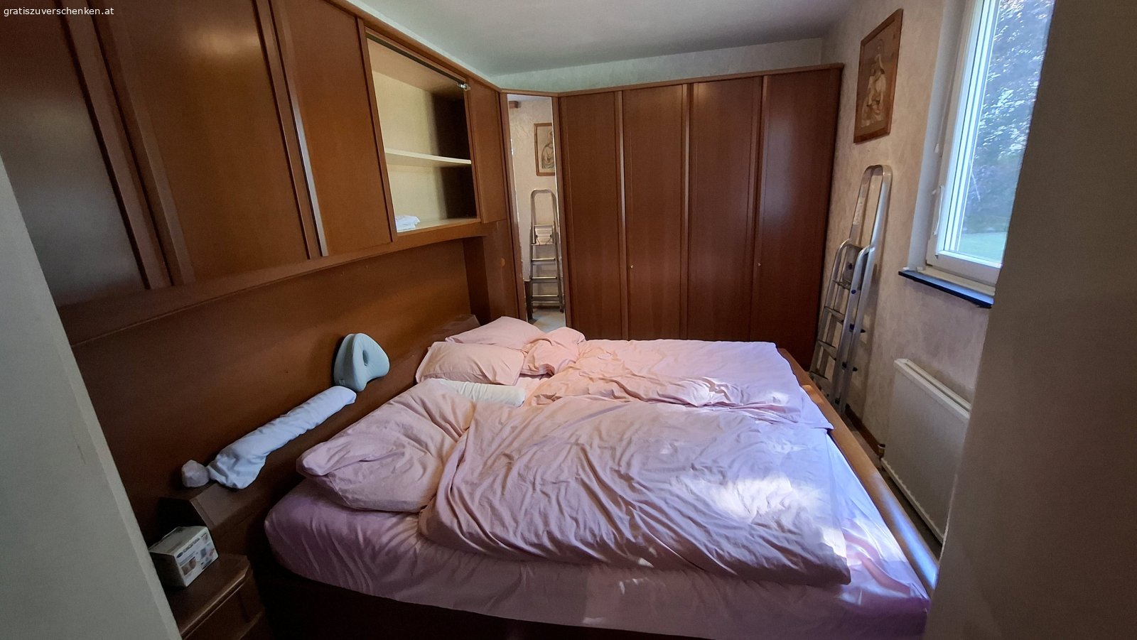 Schlafzimmer komplett. Sehr guter Zustand 
zu verschenken 
Maße: Kastenseite 275 cm, Bettseite 395 cm, Tiefe bei Bett 230 cm, Höhe 228 cm
Selbstabbau und Selbstabholung 
Keine Garantie oder Rücknahme möglich