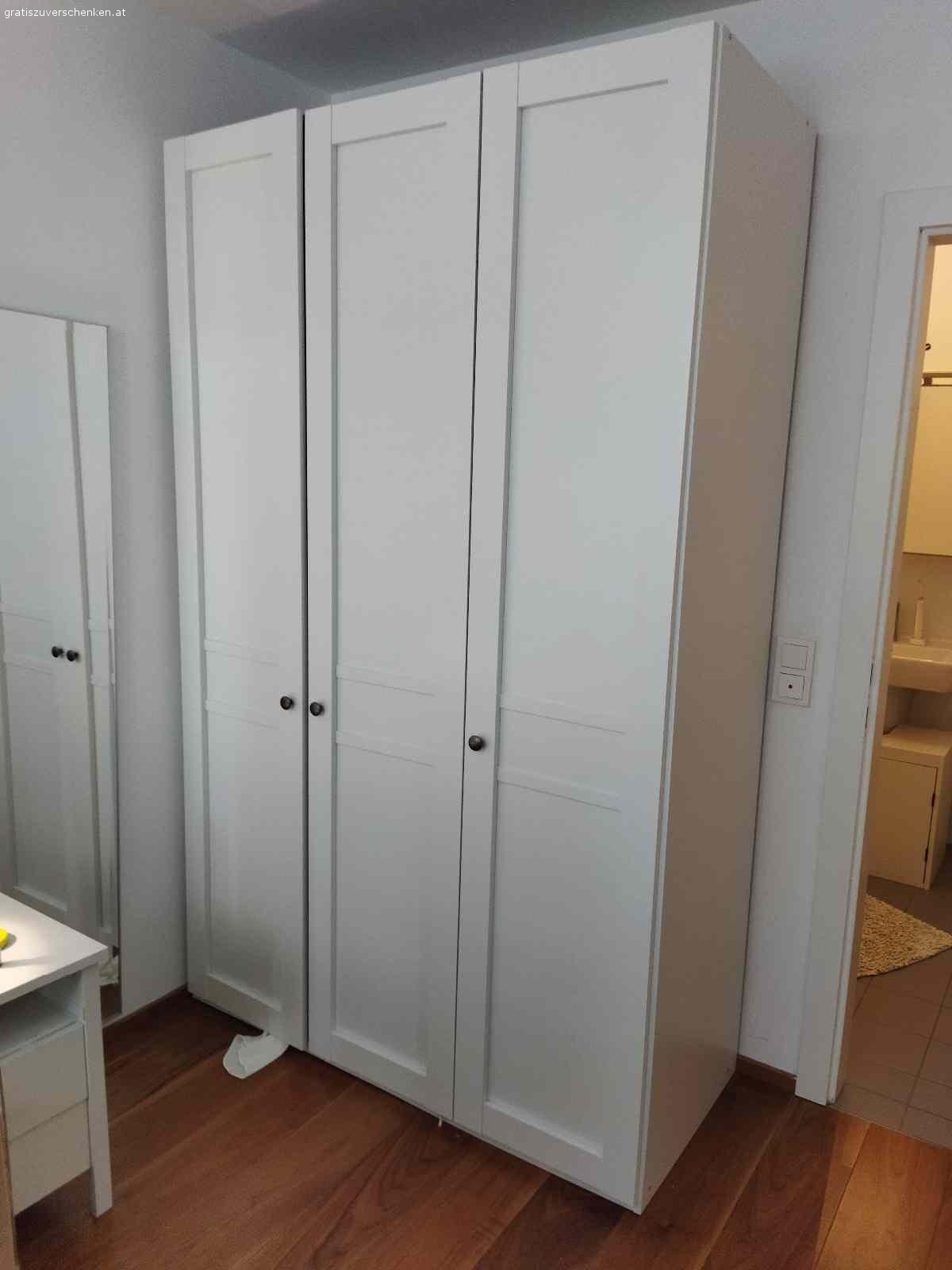 Schlafzimmerschrank. Ich verschenke einwandfreien 3-türigen Schlafzimmerschrank wegen Umzug. Bei Interesse gerne melden