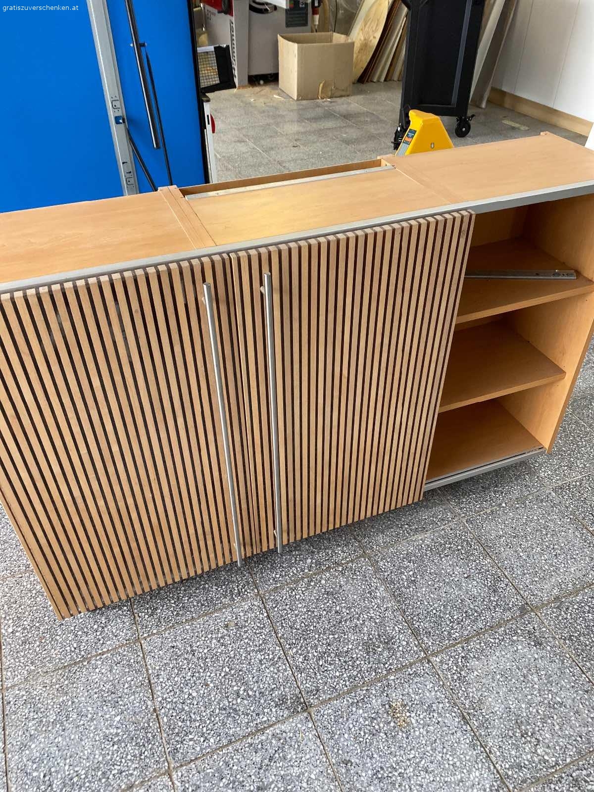 Oberschrank mit Schiebetüren. Wird nicht mehr benötigt 
Breite: 140 cm
Höhe: 82 cm
Tiefe: 35 cm
gegen eine kleine Spende
Sofort abholbereit