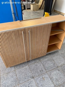 Oberschrank mit Schiebetüren. Wird nicht mehr benötigt 
Breite: 140 cm
Höhe: 82 cm
Tiefe: 35 cm
gegen eine kleine Spende
Sofort abholbereit