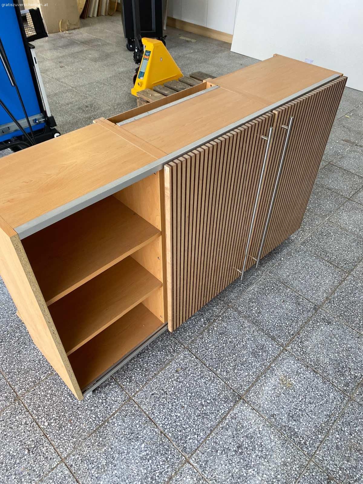 Oberschrank mit Schiebetüren. Wird nicht mehr benötigt 
Breite: 140 cm
Höhe: 82 cm
Tiefe: 35 cm
gegen eine kleine Spende
Sofort abholbereit