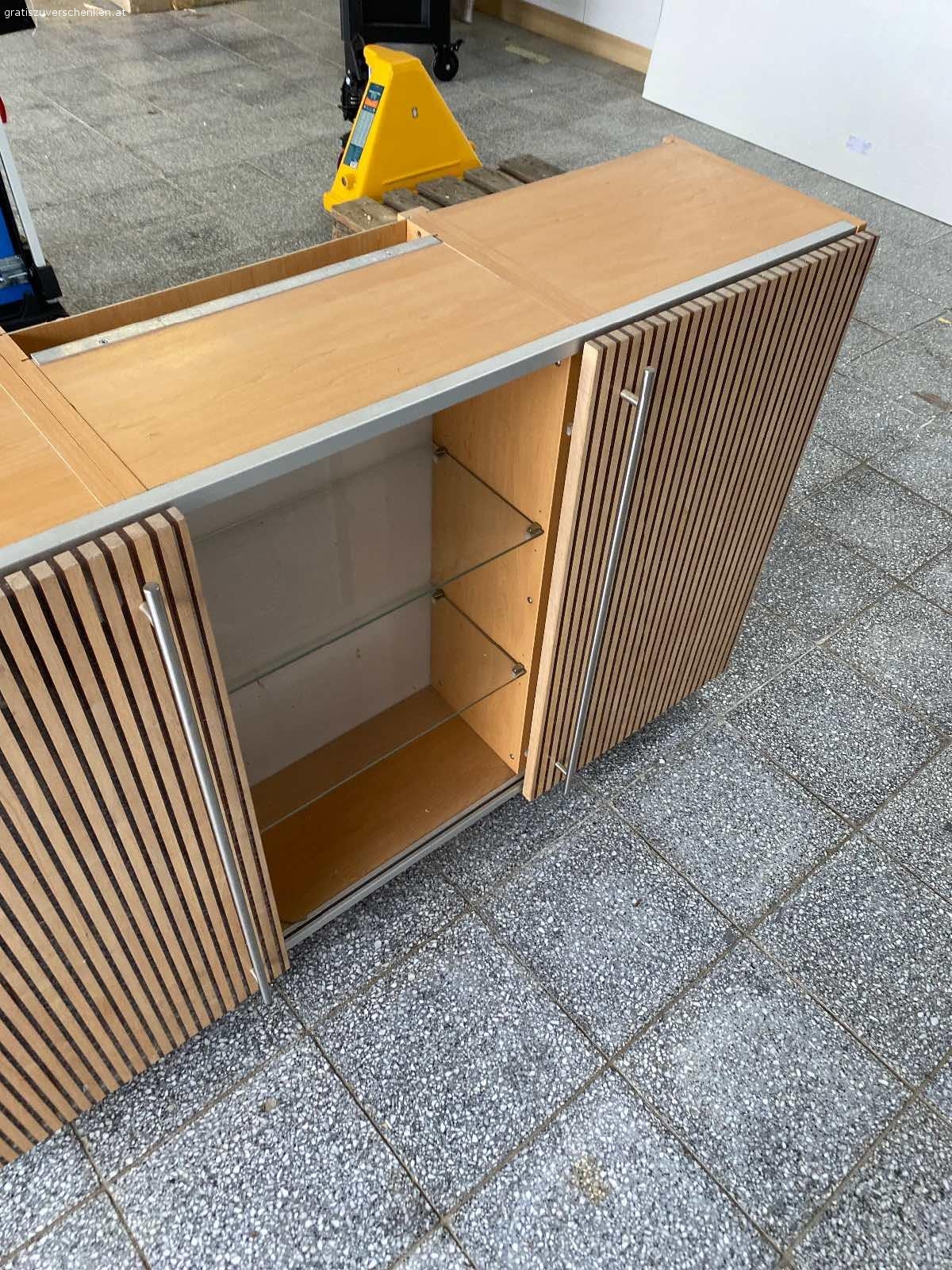 Oberschrank mit Schiebetüren. Wird nicht mehr benötigt 
Breite: 140 cm
Höhe: 82 cm
Tiefe: 35 cm
gegen eine kleine Spende
Sofort abholbereit