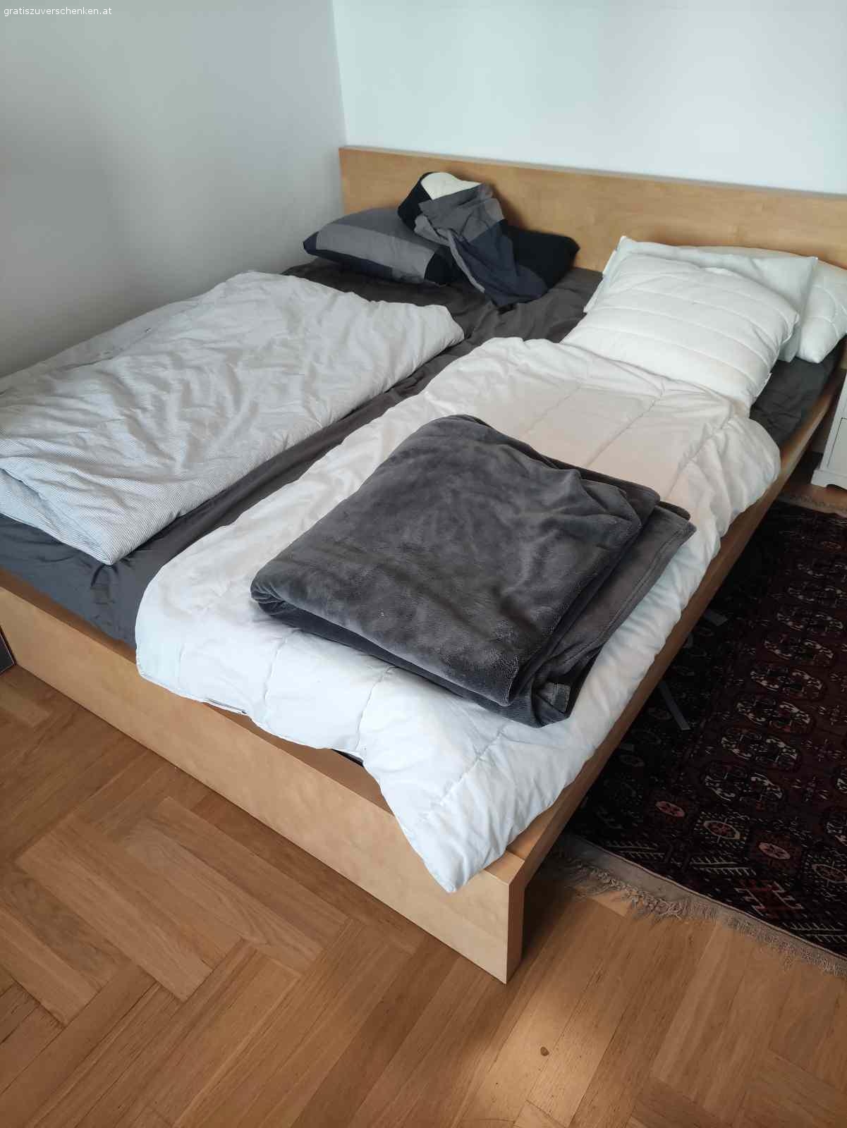Schreibtisch+Bürostuhl+Bett zu v. Holzbett von Ikea (210x200) für eine 180 cm Liegefläche (ohne Matratzen und Lattenrost)
Glastisch (Ecktisch) mit den Maßen 150x150 mit zusätzlicher Ablagefläche und Bürostuhl