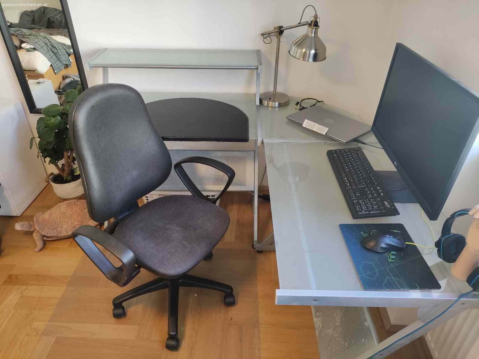 Schreibtisch+Bürostuhl+Bett zu v. Holzbett von Ikea (210x200) für eine 180 cm Liegefläche (ohne Matratzen und Lattenrost)
Glastisch (Ecktisch) mit den Maßen 150x150 mit zusätzlicher Ablagefläche und Bürostuhl