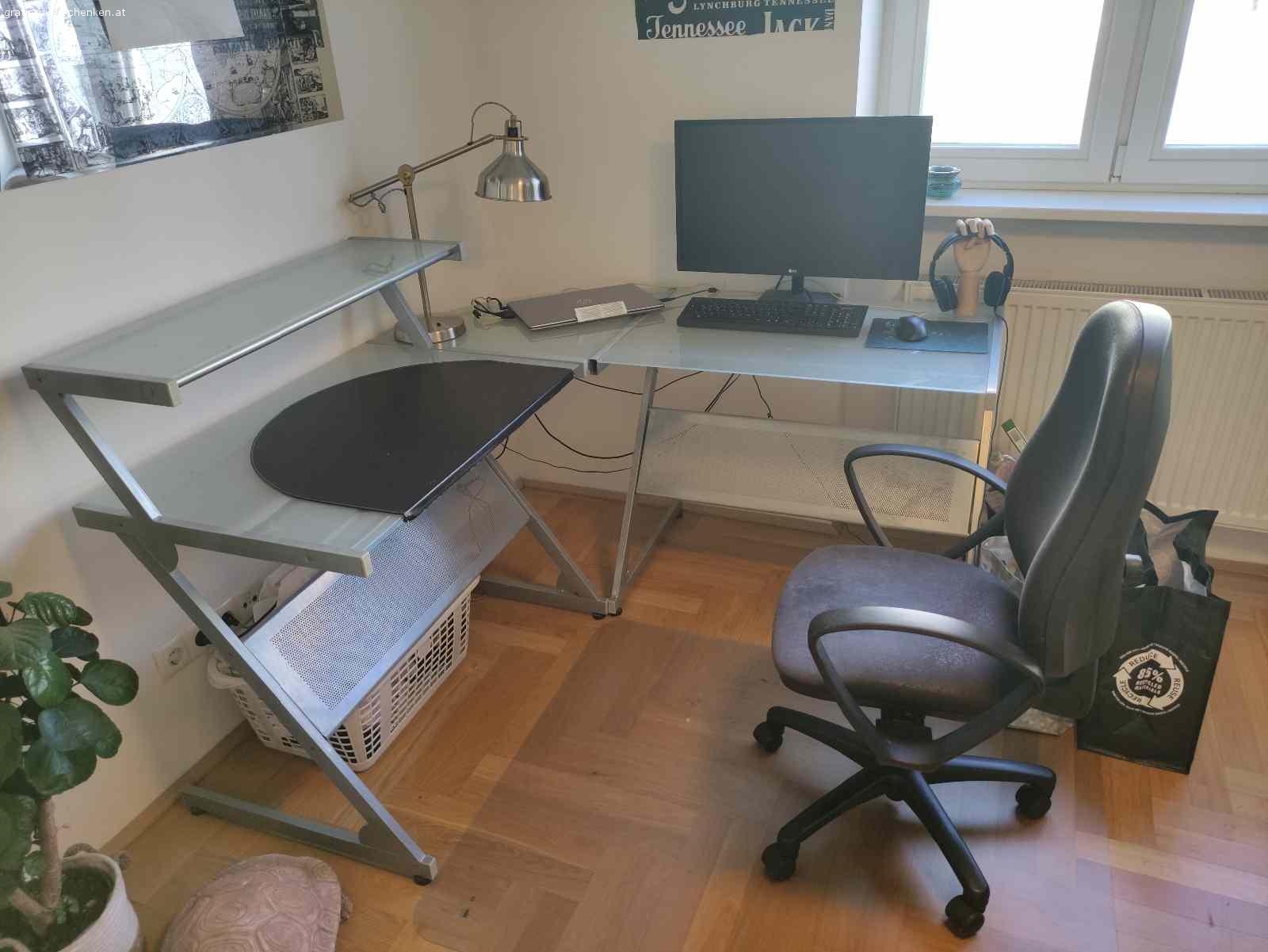 Schreibtisch+Bürostuhl+Bett zu v. Holzbett von Ikea (210x200) für eine 180 cm Liegefläche (ohne Matratzen und Lattenrost)
Glastisch (Ecktisch) mit den Maßen 150x150 mit zusätzlicher Ablagefläche und Bürostuhl