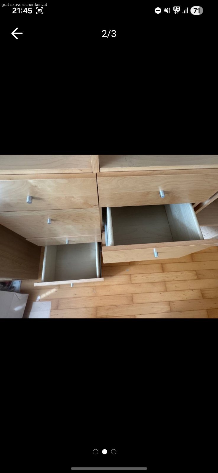 Schreibtisch zu verschenken. nur Selbstabholung!

Maße ca. 139 cm breit, 63 cm tief, 71 cm hoch.
Mit Stauraum links und Schubladen rechts.