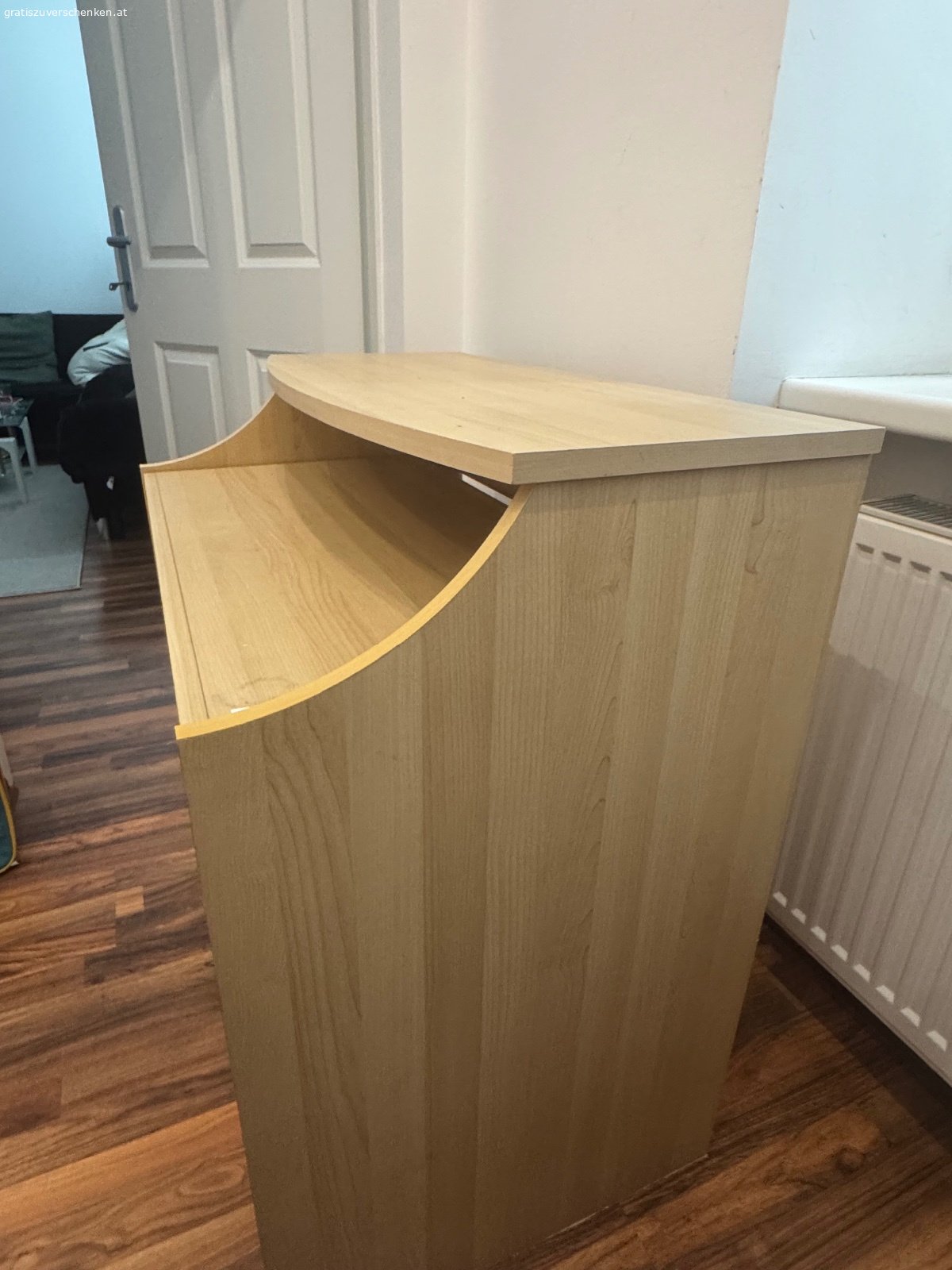 Schreibtisch zu verschenken. Schöner und gut erhaltener Schreibtisch in heller Holzoptik mit Ablagefläche und Schublade.
Praktisch für Homeoffice, Lernen oder als Arbeitstisch.

Guter gebrauchter Zustand.
Nur Selbstabholung in Wien.
Der Tisch muss selbst aus der Wohnung getragen werden.

Lg