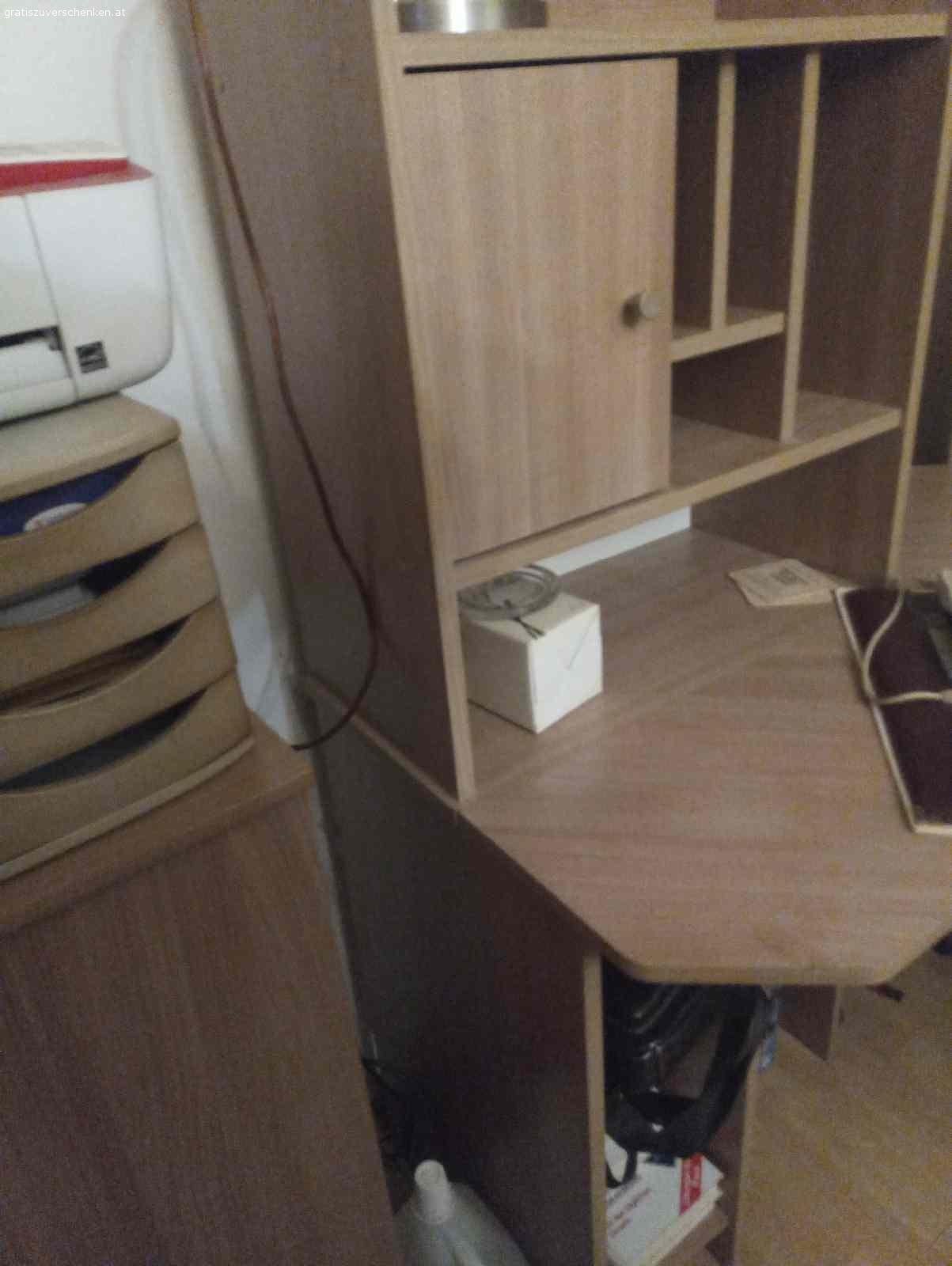 Schreibtisch. Eckschreibtisch Schenkelmasse 120x124 Höhe 137 Tiefe 67cm Schreibtisch muss selbst abgebaut werden da es keine Anleitung zum Zusammenbau mehr gibt