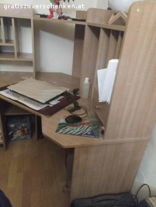 Schreibtisch. Eckschreibtisch Schenkelmasse 120x124 Höhe 137 Tiefe 67cm Schreibtisch muss selbst abgebaut werden da es keine Anleitung zum Zusammenbau mehr gibt