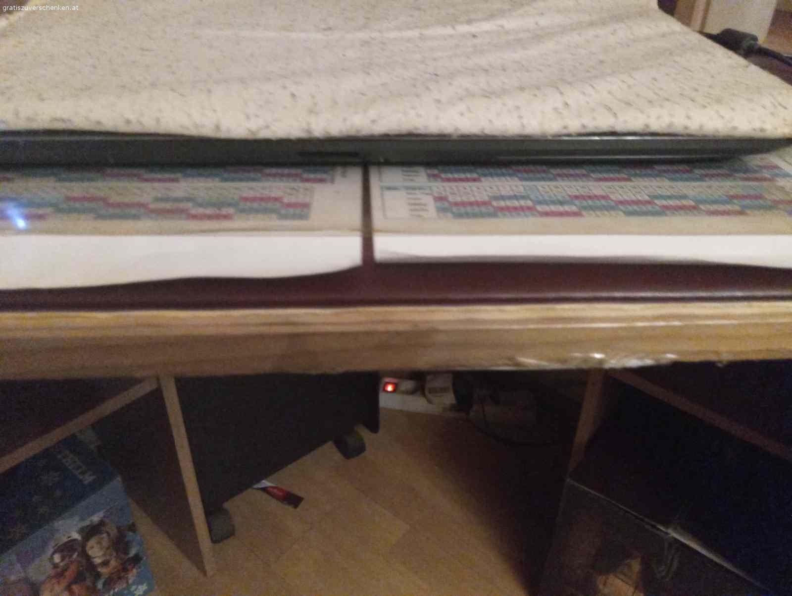 Schreibtisch. Eckschreibtisch Schenkelmasse 120x124 Höhe 137 Tiefe 67cm Schreibtisch muss selbst abgebaut werden da es keine Anleitung zum Zusammenbau mehr gibt