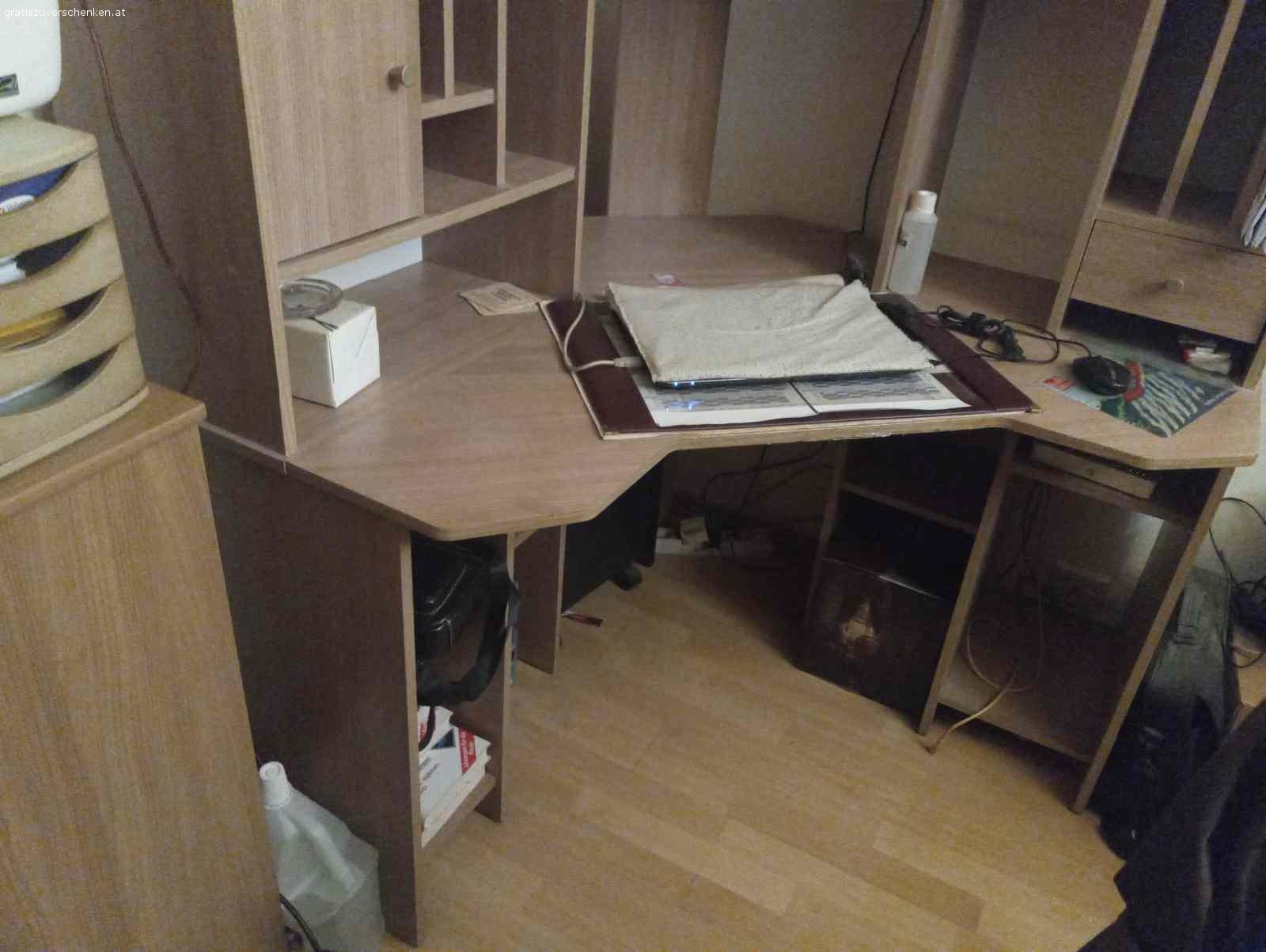 Schreibtisch. Eckschreibtisch Schenkelmasse 120x124 Höhe 137 Tiefe 67cm Schreibtisch muss selbst abgebaut werden da es keine Anleitung zum Zusammenbau mehr gibt