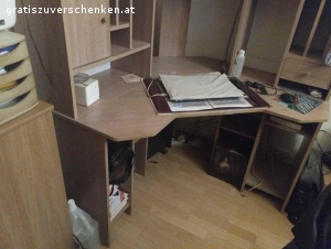 Schreibtisch. Eckschreibtisch Schenkelmasse 120x124 Höhe 137 Tiefe 67cm Schreibtisch muss selbst abgebaut werden da es keine Anleitung zum Zusammenbau mehr gibt