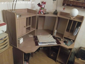 Schreibtisch. Eckschreibtisch Schenkelmasse 120x124 Höhe 137 Tiefe 67cm Schreibtisch muss selbst abgebaut werden da es keine Anleitung zum Zusammenbau mehr gibt