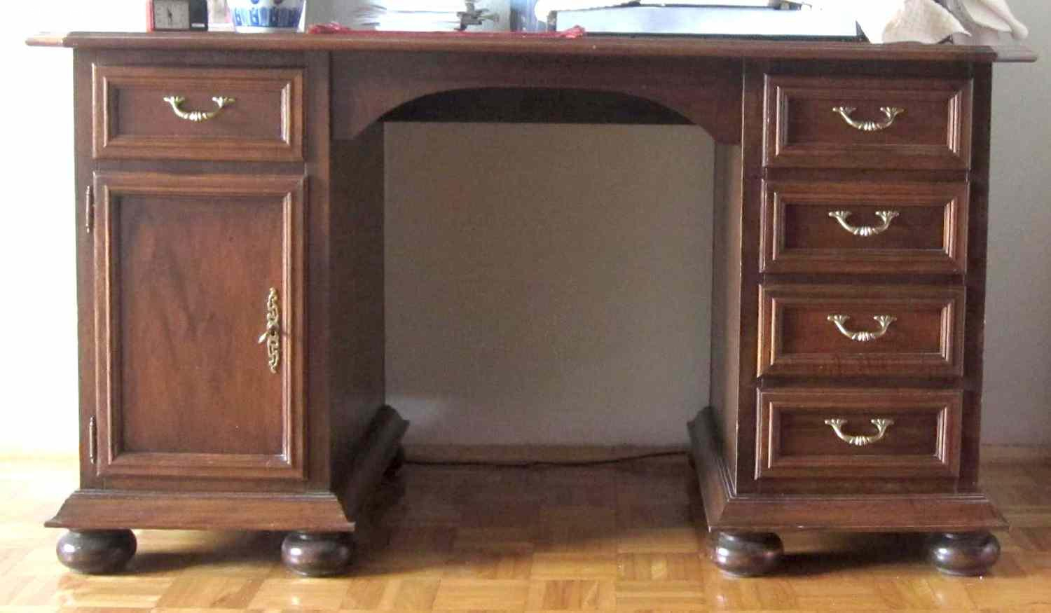 Schreibtisch. der Schreibtisch besitzt eine praktische Einteilung in, rechts, vier Schubladen und links, unter einer weiteren Lade, ein zweigeschoßiges, versperrbares Schränkchen; großzügige Schreibplatte