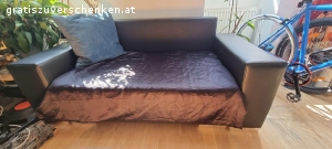 Schwarze Kunstleder Couch zu verschenken. Maße: L.: 160cm, H.: 68cm Tiefe: 82cm
Schwarze Kunstleder Couch mit Gebrauchsspuren (siehe Fotos) - die mit Decke, Überwurf o.Ä. aber leicht abzudecken sind, wie man sieht ;)
Schöne robustes Teil - zu schade um es wegzuwerfen.
Selbstabholung in 1180 Wien